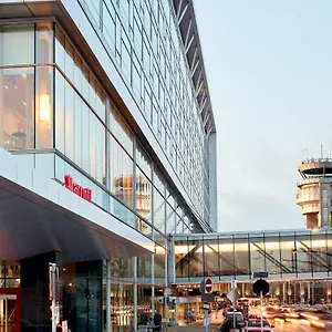 **** Hotel Marriott Montreal Airport In-terminal Canadá