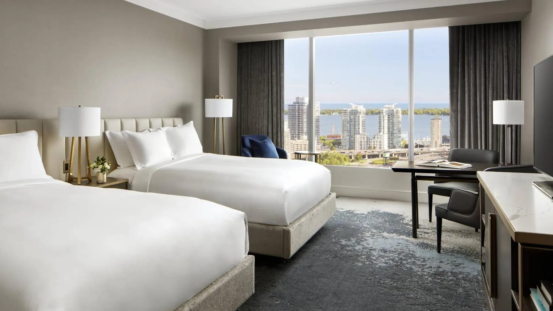 Отель The Ritz-Carlton, Торонто