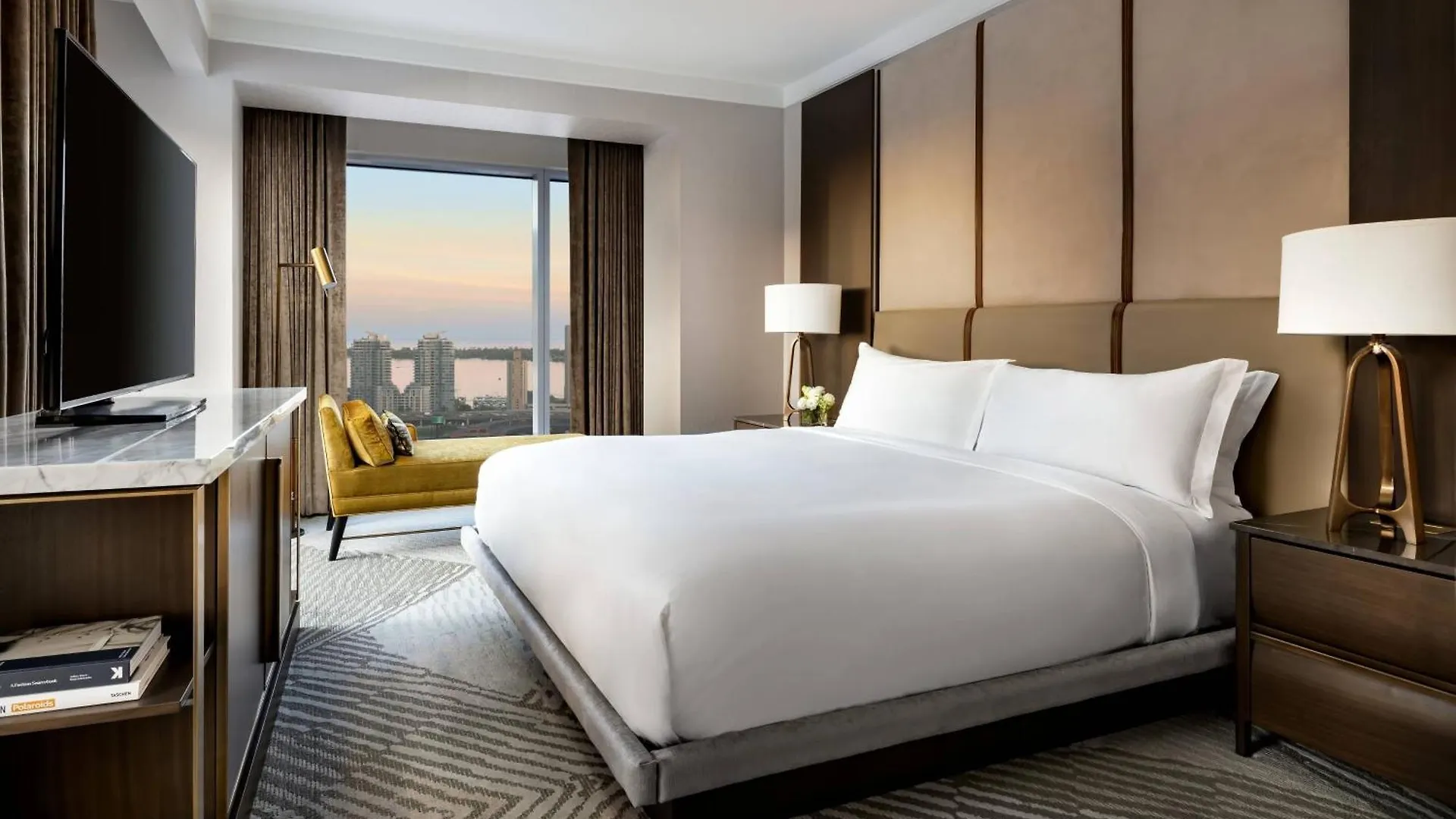 Отель The Ritz-Carlton, Торонто