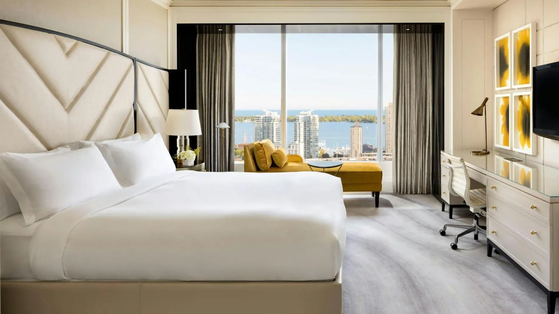 Отель The Ritz-Carlton, Торонто